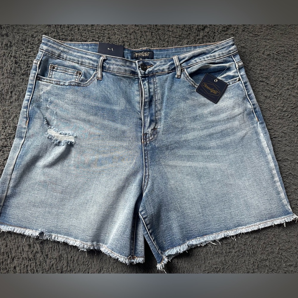 NWT Threadgrit distressed denim jean shorts, women’s size 33
